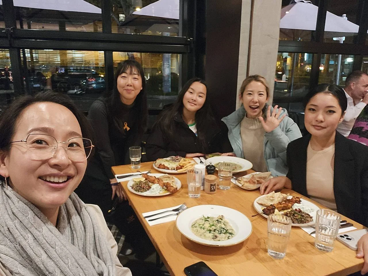 Korean New Zealanders for a Better Future 회원들의 평화의 소녀상 방문 단체사진
