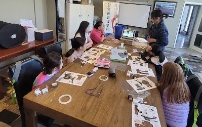 평화의 소녀상 방문 활동에서 함께 이야기를 나누는 학생들