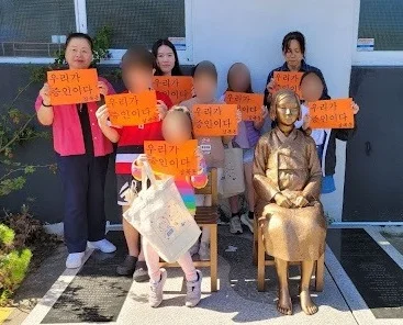 평화의 소녀상을 방문한 학생들의 단체사진